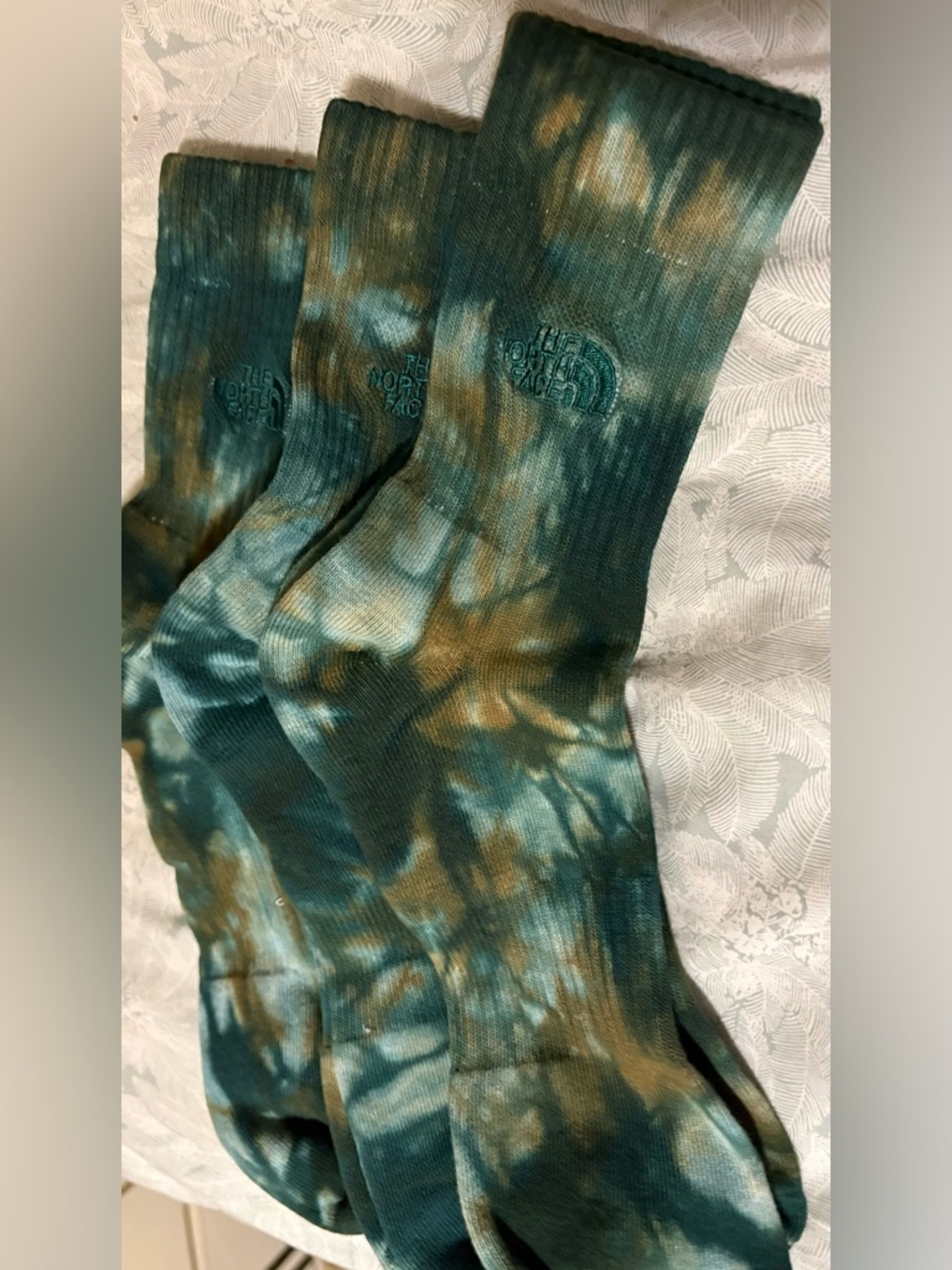 NWOT size large 3 pairs The North Face Tie-Dye Socks in Teal & Olive